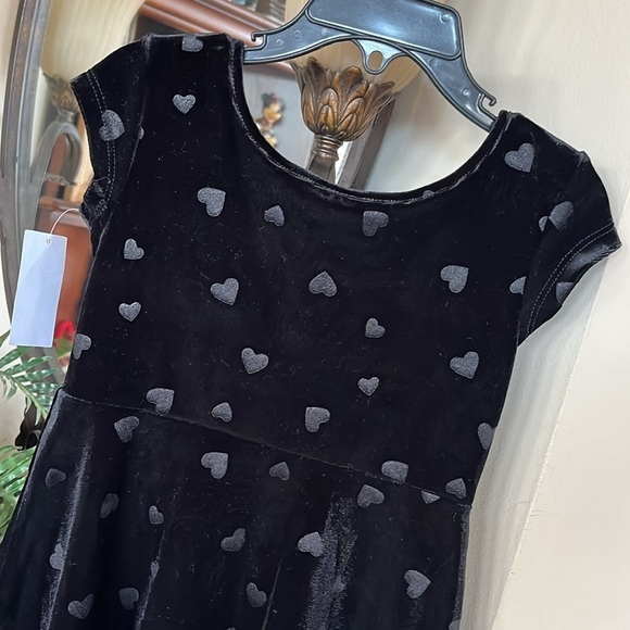 Brand New Wonder Kids Black Velvet Heart Short Sleeved Dress Scoop Neck Flare - Picture 6 of 8